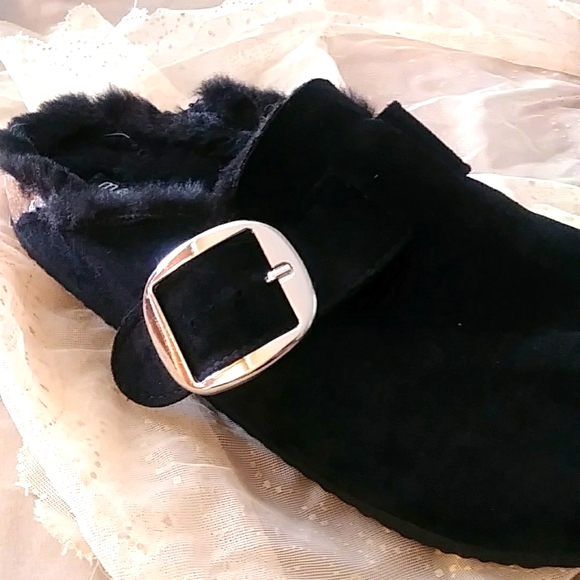 GREAT FOR 🍁FALL🍁Black Suede/Fur Shoes - Picture 1 of 8